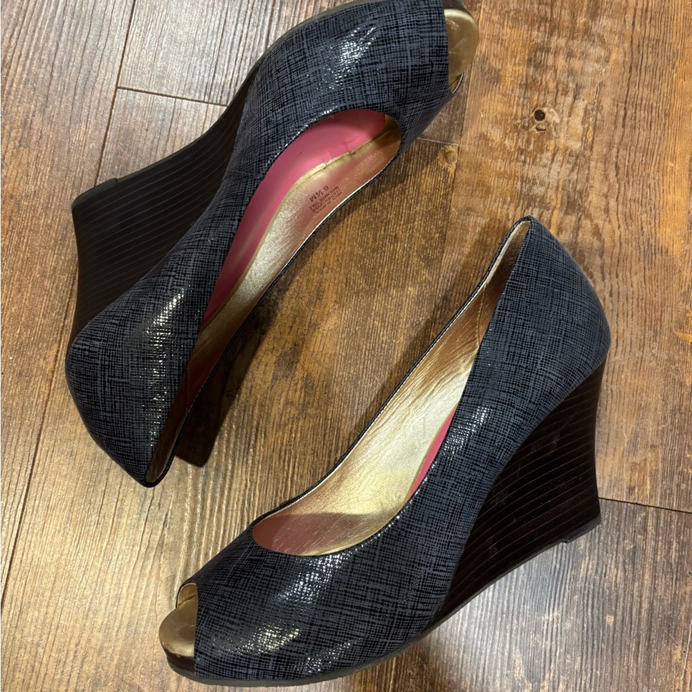 Lilly Pulitzer Navy Peep Toe Heels with Pink Insole - Picture 4 of 6